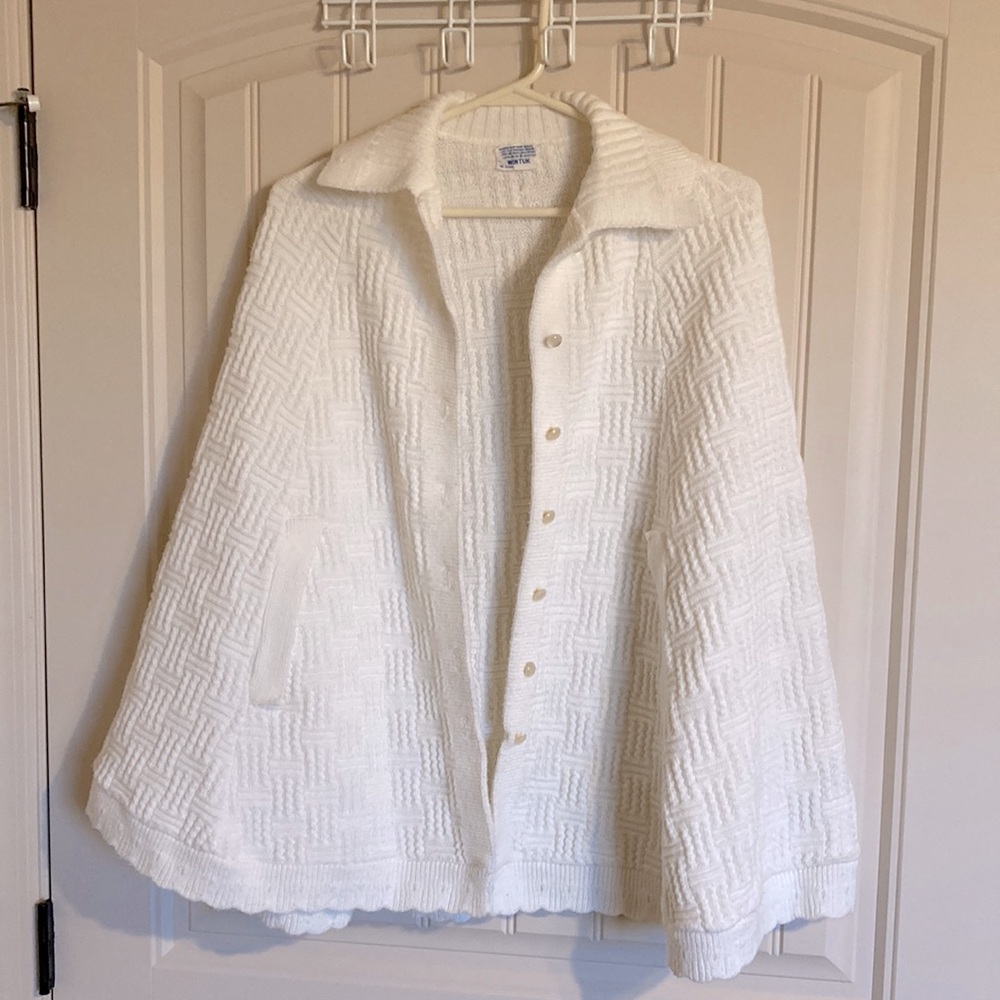 Wintuk Vtg White Knit Button Up Cape Poncho Sweater Shawl Collared Scallop Hem